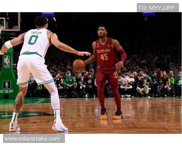 巨星表现!多诺万米切尔全场狂砍37分8篮板6助攻三分命中率高达55