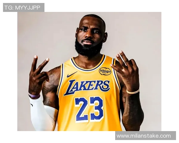 老詹被cue瞬间引发小卡幽默回应杯中轩尼诗引发媒体热议